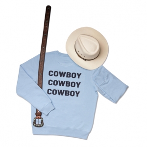 Een antraciet sweater met daarop 3 keer de tekst "Cowboy" onder elkaar